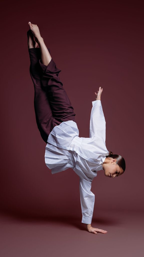 Breakdancer en équilibre sur une main
