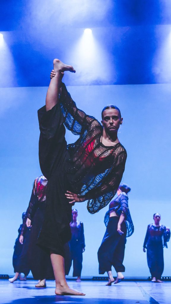 Danseuse sur scène sous les projecteurs