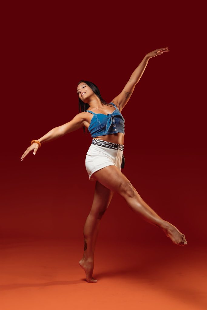 Danseuse contemporaine en arabesque